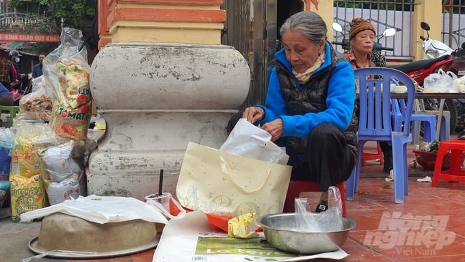 Bà cụ bán muối trắng ngồi trước cổng sân đình...