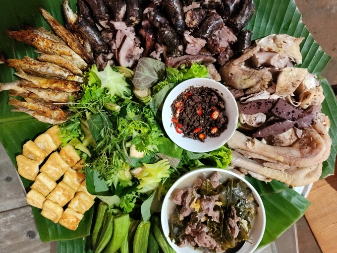 1-mam-com-163522_886.jpg Mâm cơm đãi khách của người mường Deenh.