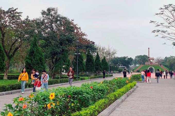 124d0141929t4650l8-dv-7117-223317_473.jpg Di tích Thành Cổ Quảng Trị thu hút đông đảo khách thập phương đến dâng hương những ngày đầu năm. Ảnh: ĐV.