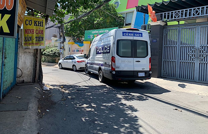 Công an TP.Thủ Đức phong tỏa, khám nghiệm hiện trường khu vực phòng trọ, nơi xảy ra vụ án mạng. Ảnh: HT.