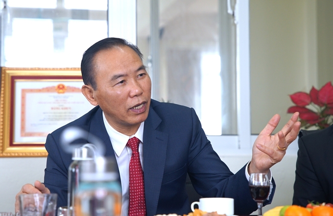 dsc07369-213105_807.jpg Thứ trưởng Phùng Đức Tiến nhấn mạnh tầm quan trọng của công tác đảm bảo an toàn thực phẩm. Ảnh: Phạm Hiếu.