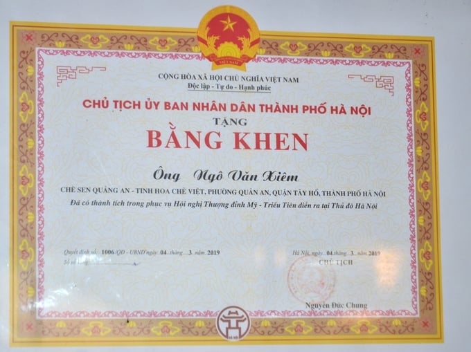 dsc_6607-092030_40.jpg Bằng khen của ông Ngô Văn Xiêm vì thành tích phục vụ trà sen tại Hội nghị Thượng đỉnh Mỹ - Triều. Ảnh: Dương Đình Tường.