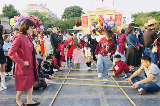khai-xuan-10-120049_46.jpg Hoạt động nghệ thuật đường phố thu hút đông đảo người dân tham gia. Ảnh: CTV.