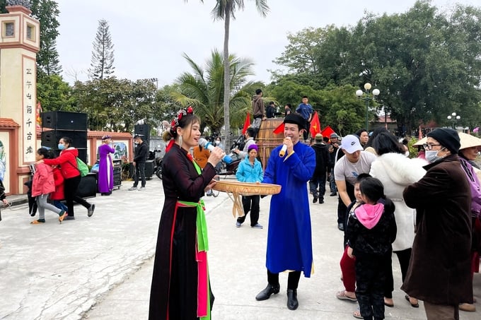 Các hoạt động văn hóa tại Lễ hội bơi trải Đền - Chùa Ngọ Dương, huyện An Dương. Ảnh: Hồng Nhung.