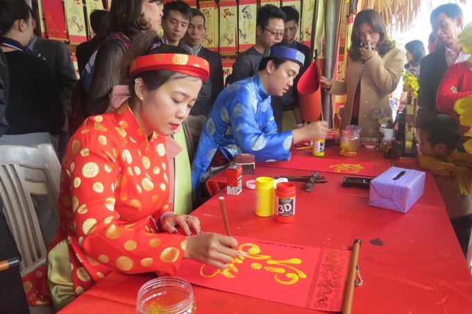 khong-khi-nao-nhiet-vui-xuan-tran-ngap-thanh-pho-cang-hai-phong-122502_371.jpg Khai bút đầu xuân tại Vương triều nhà Mạc. Ảnh: CTV.