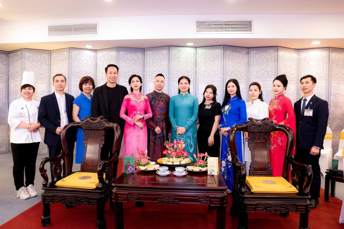 z5070355170168_732574a4d61ae5a38f45e2942544948f-093153_437.jpg Những người góp phần phục vụ tại buổi gặp gỡ hai phu nhân chụp ảnh kỷ niệm. Ảnh: Nhân vật cung cấp.