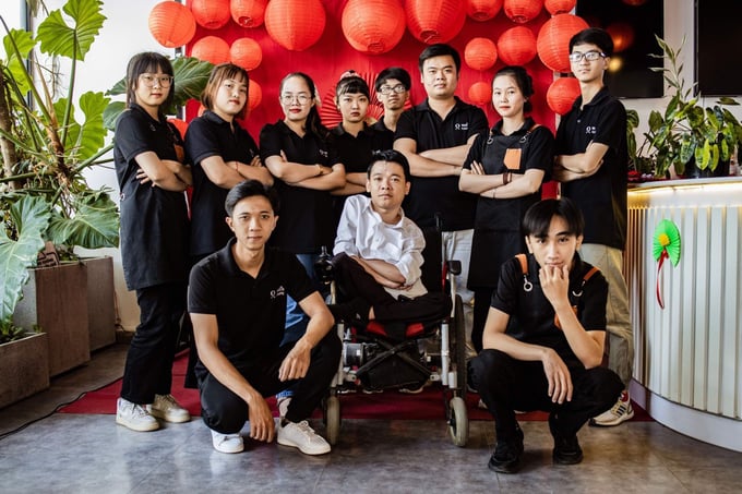 z5086367542608_03e6126d6bcd2d4156ccb47a789e0832-142407_844.jpg Doanh nghiệp cà phê của Hậu đã mang lại việc làm cho người dân Củ Chi. Tiến tới, doanh nghiệp sẽ chia sẻ 'trách nhiệm cộng đồng' để người khuyết tật, những người thuộc nhóm yếu thế có thể hòa nhập vào cộng đồng. Ảnh: Nhân vật cung cấp.