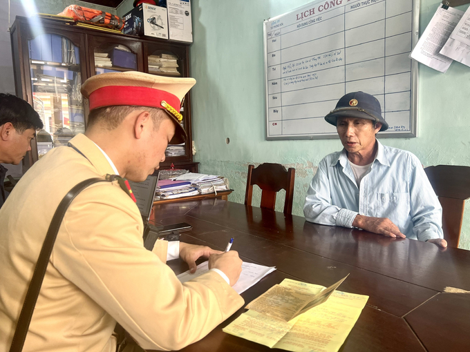 phat-hien-phuong-tien-van-chuyen-hon-2500-goi-thuoc-jet-nhap-lau-155129_532.jpg Cơ quan chức năng làm việc với tài xế Văn Hữu Đãi. Ảnh: CAH