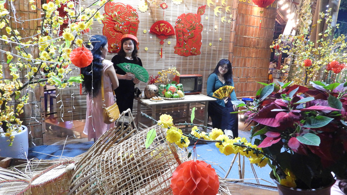 Sau khi thưởng thức món lẩu, Mỹ Tuyền (bìa phải) cùng gia đình check-in ngay tại quán lẩu miền Tây xưa. Ảnh: Trần Phi.