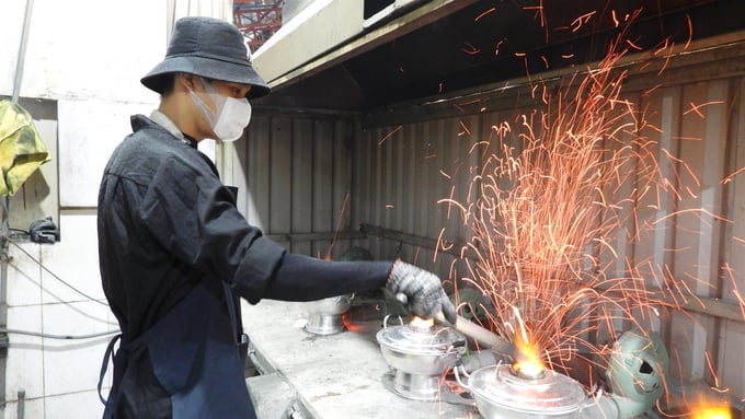 Nồi nấu lẩu Cù Lao thiết kế đặc biệt và sử dụng than để nấu thay vì gas để tạo hương vị đặc trưng. Ảnh: Trần Phi.