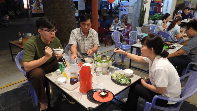 Thực khách phấn khích khi thưởng thức món lẩu Cù Lao. Ảnh: Trần Trung.