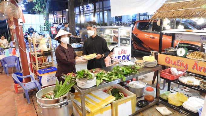 Ngoài món lẩu, bánh xèo Vĩnh Long mang đậm chất miền Tây cũng được nhiều thực khách lựa chọn. Ảnh. Trần Trung.