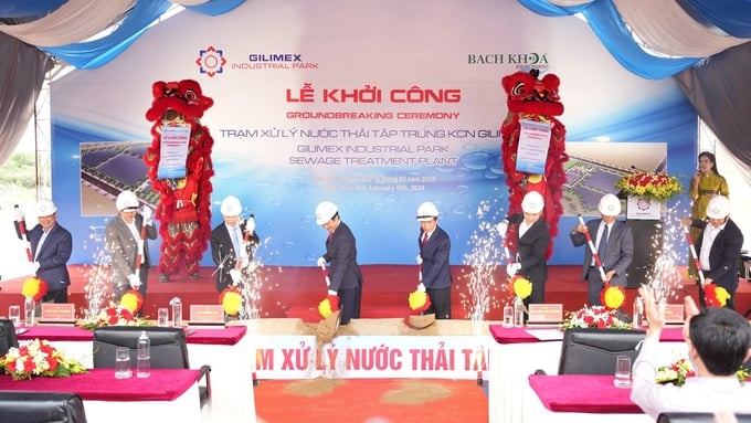z5162006070120_eb05289eb9a086230ba53709f939512a-153507_207.jpg Các đại biểu thực hiện nghi thức khởi công Trạm xử lý nước thải tập trung Khu công nghiệp Gilimex. Ảnh: Ngọc Hiếu.