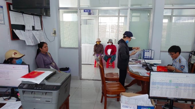 3-214119_239.jpeg Hình ảnh người dân đang làm thủ tục cho tàu xuất bến tại Cảng cá Vàm Láng. Ảnh: Minh Đảm.