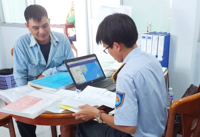 4-214117_263.jpeg Cán bộ Văn phòng IUU số 2 đang thực hiện kiểm tra hồ sơ đối với tàu cá TG-94727-TS và tuyên truyền cho chủ tàu Nguyễn Thanh Bình các quy định về chống khai thác IUU. Ảnh: Minh Đảm.