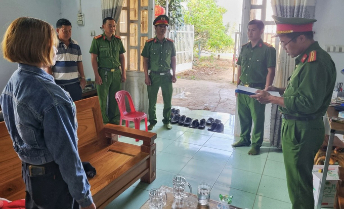 hinh-1-142456_523.jpg Cơ quan CSĐT Công an huyện Đắk Glong tống đạt các quyết định tố tụng đối với Trần Thị Đoàn. Ảnh: Quang Yên.