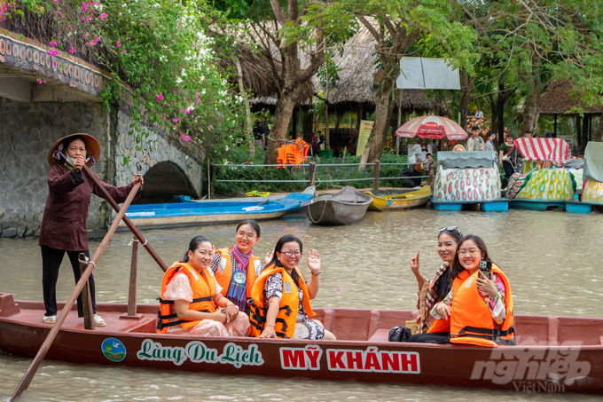 doanh-thu-tu-du-lich-dip-tet-nguyen-dan-2024-tang-tren-20-085755_232-085757.jpg Các sản phẩm du lịch sinh thái, du lịch nông nghiệp thu hút khá đông du khách tham gia trải nghiệm dịp Tết Nguyên đán 2024. Ảnh: MK.