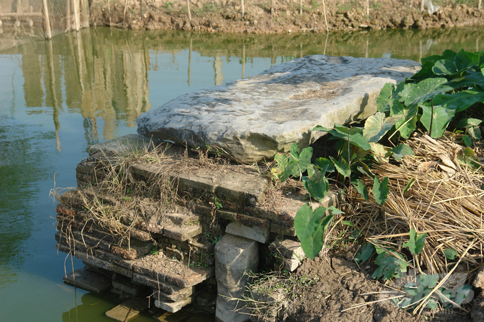 dsc09711-184143_332-184144.jpg Phiến đá hình trụ được đặt giữa khe hở bên một mố cầu xây bằng gạch mỏng từ thời Hán để làm bệ đỡ. Ảnh: TL.