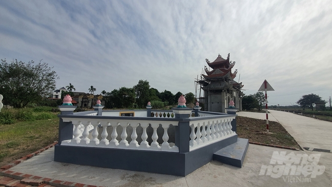 z5008414796819_6d5663205a3436da403f3caefdf3a6cb-184343_983-184343.jpg Sau những bận rộn lo miếng ăn, cái mặc, người dân đã đồng lòng, chung sức xây dựng một công trình biểu tượng cho niềm tự hào của quê hương. Ảnh: K.Trung.