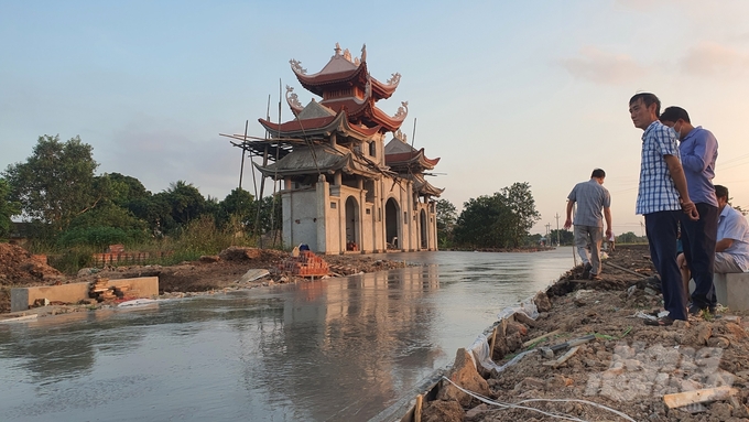 z5008414808865_15332d35d31f741af6c25cdb64f7dca6-184348_735-184349.jpg Ông Nguyễn Xuân Tặng - Bí thư xã Đông Hợp - cùng lãnh đạo xã có mặt tại thời điểm thi công con đường nông thôn mới.