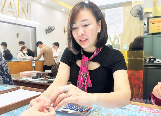 1-110534_649-110536.jpg Chị Bùi Diệu Huyền, chủ tiệm vàng Mai Xuân chia sẻ, lượng khách mua vàng vía Thần Tài năm nay có giảm hơn so với các năm trước và khách rải đều từ ra tết đến nay, không tập trung vào ngày mùng 10 nên tránh được tình trạng ùn ứ, chen lấn.