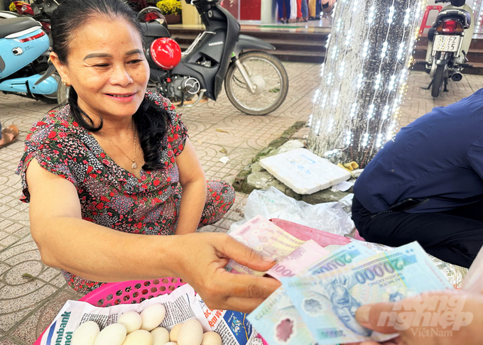 5-110545_611-110546.jpg 'Ngày này, nhiều người đi làm bận rộn, không có thời gian làm mâm cỗ cúng. Nắm bắt điều đó, chúng tôi làm xôi lễ bán phục vụ khách', tiểu thương bán cỗ cúng chia sẻ thêm.