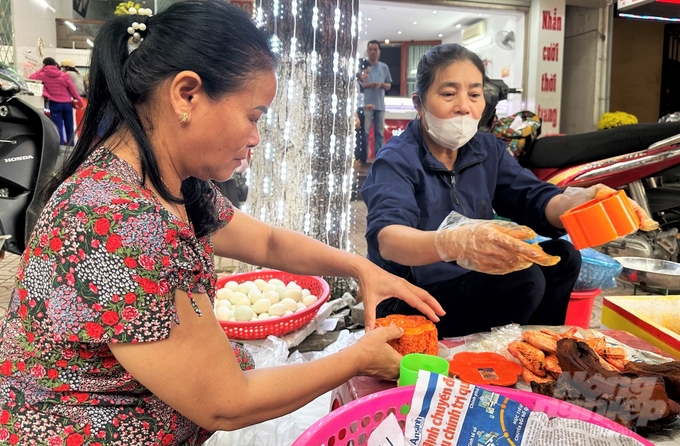 Mâm cỗ ngày vía Thần Tài được hiểu cần có 3 loài vật sinh sống ở 3 môi trường khác nhau bao gồm: Mặt đất (tượng trưng cho Thổ), dưới nước (Thủy) và loài vật sống trên trời (Thiên).