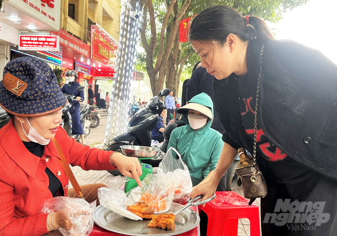 a7-110554_223-110555.jpg Nhiều người dân cho biết, năm nay kinh tế khó khăn, giá vàng tăng cao nên họ chuyển từ mua vàng sang mua lễ vật dâng lên Thần Tài.