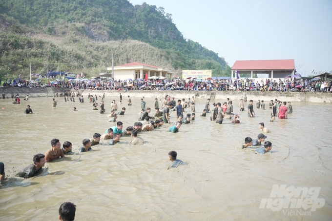 Hàng nghìn con cá đã được Ban tổ chức thả xuống để du khách và người dân tham gia thi đua hội thi bắt cá bằng tay.