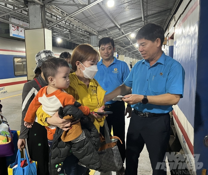 Lãnh đạo Liên đoàn Lao động TP.HCM tặng vé tàu về quê ăn Tết cho công nhân. Ảnh: U.P.