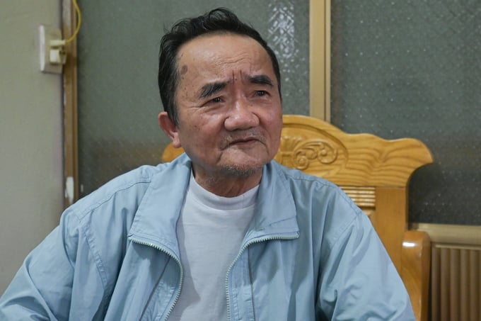 Ông Phạm Hồng Thưởng trầm ngâm khi nhớ về những đêm thức cùng Bí thư Huyện ủy, trao đổi về việc khoán ruộng cho bà con xã viên. Ảnh: Tùng Đinh.