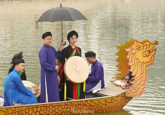 tim-em-trong-chieu-hoi-lim-750x523-144608_351.jpg Hát Quan họ trên thuyền ở Hội Lim.