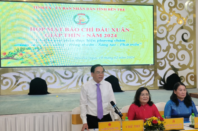 z5173294413666_fa49d0a3f646b0ef29963241d7c4fd7b-154335_25.jpg Lãnh đạo tỉnh Bến Tre thông tin về tình hình phát triển kinh tế, xã hội năm 2023 và định hướng phát triển năm 2024. Ảnh: Minh Đảm.