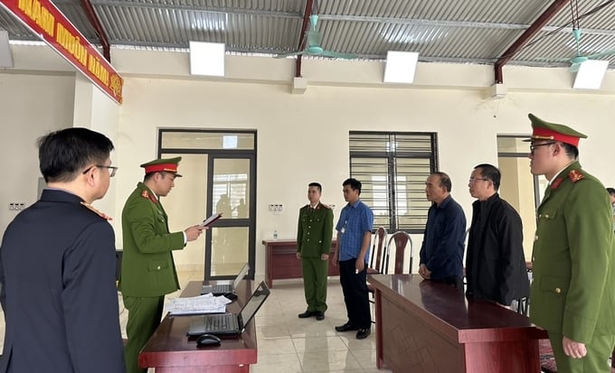 Cơ quan Cảnh sát điều tra tống đạt quyết định khởi tố bị can đối với Hoàng Văn Tự và Dương Văn Xướng (áo đen).