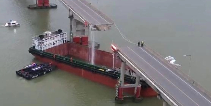 a88432e6-6913-48f7-b54c-c6b1cbc8261b_f4c196e4-114626_533.jpg Hiện trường vụ sà lan đâm gãy cầu ở thành phố Quảng Châu, tỉnh Quảng Đông, Trung Quốc ngày 22/2. Ảnh: CCTV