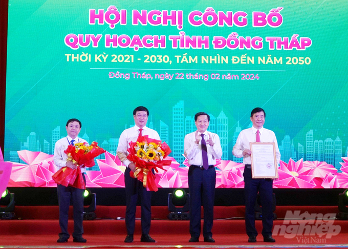 anh-2-152127_256-152128.jpg Phó Thủ tướng Chính phủ Lê Minh Khái trao Quyết định Công bố quy hoạch và tặng hoa cho lãnh đạo Tỉnh ủy, HĐND, UBND tỉnh Đồng Tháp. Ảnh: Lê Hoàng Vũ.