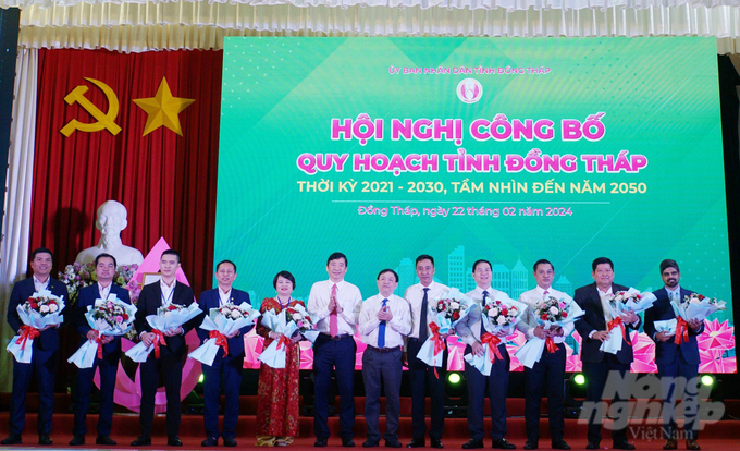 anh-3-152132_67-152133.jpg Lãnh đạo Tỉnh ủy, UBND tỉnh Đồng Tháp tặng hoa chúc mừng các nhà đầu tư, doanh nghiệp đến với Đồng Tháp. Ảnh: Lê Hoàng Vũ.