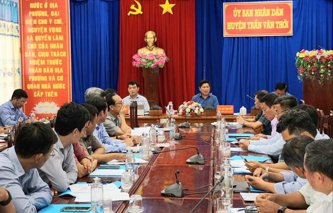 Ông Lê Văn Sử, Phó chủ tịch UBND tỉnh Cà Mau (giữa) làm việc với lãnh đạo huyện Trần Văn Thời ngay sau chuyến kiểm tra thực tế tình hình ứng phó với hạn hán, sụt lún. Ảnh: Hồng Nhung. 