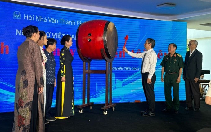 1-danh-trong-khai-hoi-134342_98.jpg Phó Bí thư Thành ủy TP.HCM đánh trống khai mạc Ngày thơ Nguyên Tiêu.