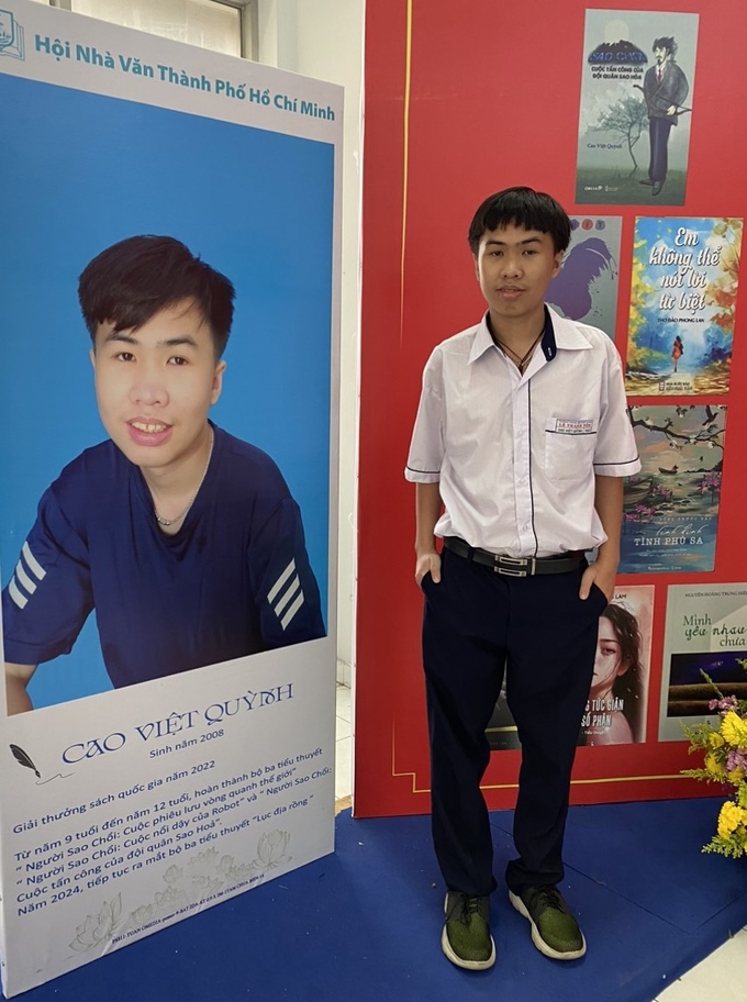 7-cao-viet-quynh-135032_593.jpg Cao Việt Quỳnh sinh năm 2008 là gương mặt trẻ nhất được giới thiệu tại Ngày thơ Việt Nam.