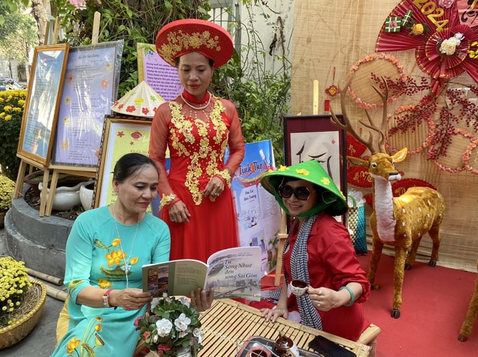 8-giao-luu-o-mot-leu-tho-135153_836.jpg Người yêu thơ có cơ hội gặp gỡ và giao lưu.
