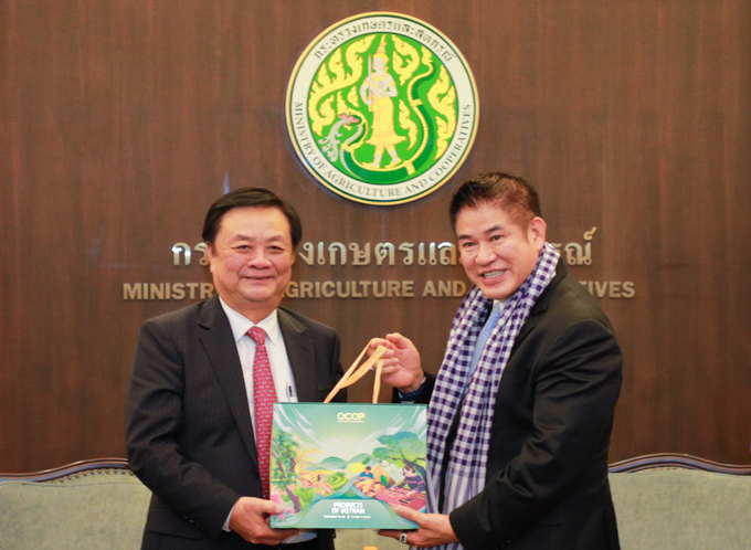 viet-nam--thai-lan-som-ky-ban-ghi-nho-moi-ve-hop-tac-nong-nghiep-172854_325.jpg Hai Bộ trưởng trao quà, chụp ảnh kỷ niệm.
