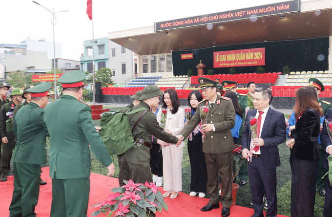 Các công dân Hải Phòng thực hiện nghĩa vụ tham gia Công an Nhân dân năm 2024. Ảnh: Phương Mai.