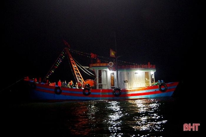 tau-ca-172340_99.jpg Tàu cá NA 99926-TS vi phạm bị lực lượng Đồn Biên phòng Lạch Kèn bắt giữ. Ảnh: Báo Hà Tĩnh.