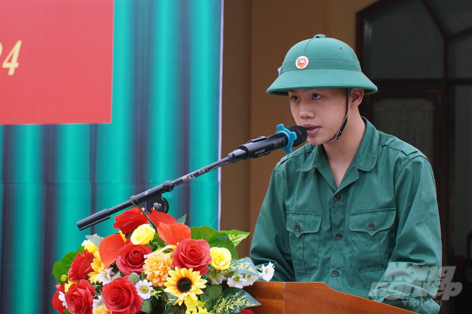 z5193225991485_c069103ab37439e4378f24153b952192-101228_233-101229.jpg Đại diện các tân binh phát biểu trước giờ lên đường. Ảnh: VD.