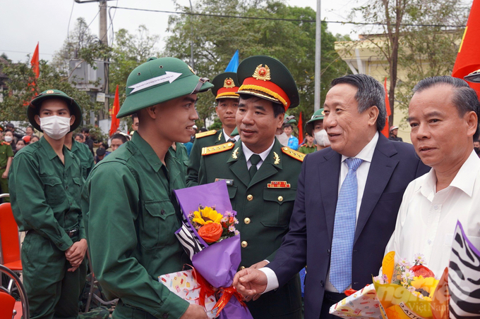 z5193225991700_5419adca3d8284236af171f1733dd89f-101236_471-101237.jpg Lãnh đạo tỉnh Quảng Trị tặng hoa, động viên các công dân lên đường nhập ngũ. Ảnh: VD.