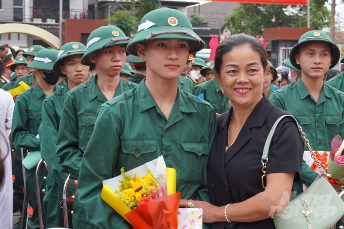 z5193225991701_5f740cb78e9dad7be62083ccd0a6d330-101239_938-101240.jpg Người thân bịn rịn chia tay các tân binh. Ảnh: VD.