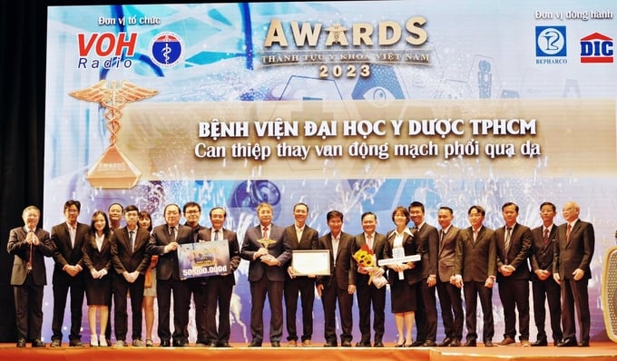 Bệnh viện Đại học Y Dược TP.HCM được vinh danh tại Lễ trao giải Thành tựu y khoa Việt Nam 2023 cho thành tựu 'Thay van động mạch phổi qua da sau phẫu thuật sửa chữa Tứ chứng Fallot'. Ảnh: Bệnh viện cung cấp.
