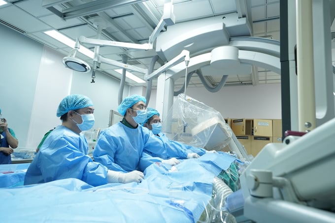 Các bác sĩ Bệnh viện Đại học Y Dược TP.HCM và ê-kíp thay van động mạch phổi qua da cho bệnh nhi. Ảnh: Bệnh viện cung cấp.