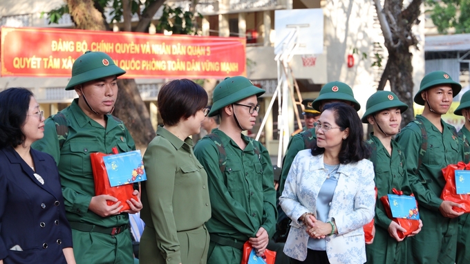 giao-quan1-131951_384.jpg Tại điểm giao quân quận 5, Chủ tịch HĐND TP.HCM Nguyễn Thị Lệ chúc mừng 139 thanh niên của quận 5 lên đường thực hiện nghĩa vụ quân sự và nghĩa vụ công an nhân dân. Trong đó, có 5 tân binh là đảng viên; 66 tân binh đạt trình độ trung cấp, cao đẳng, đại học. Ảnh: Ng.N.